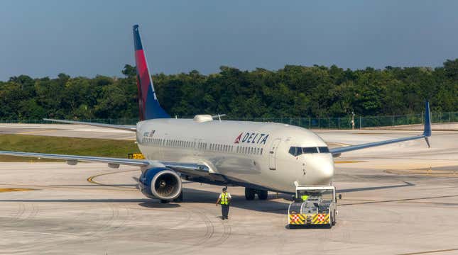 Delta Air Lines Boeing 757-251 Flugzeug am Flughafen Cancun, Quintana Roo, Halbinsel Yucatan, Mexiko